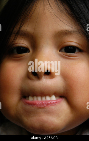 A trois ans bébé fille Maya faisant d'expressions du visage Banque D'Images