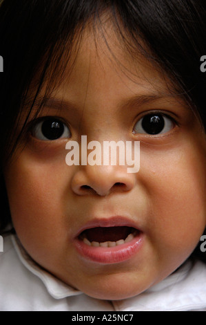 A trois ans bébé fille Maya faisant d'expressions du visage Banque D'Images