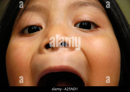 A trois ans bébé fille Maya faisant d'expressions du visage Banque D'Images