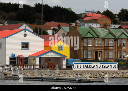 Bateau Bateau paysage vue de l'île Falkland war memorial anniversaire port stanley voile vie maisons de ville d'eau de mer de la ville Banque D'Images