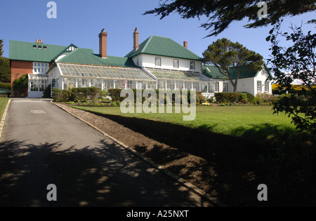 La guerre bataille conflit des îles Malouines anniversaire port stanley governor house étapes bâtiment architecture véranda verre home Banque D'Images