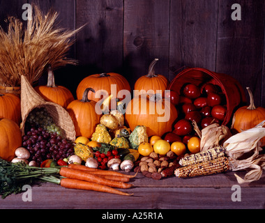 La vie encore la récolte avec une profusion de fruits légumes d'automne les gourdes et les produits agricoles Banque D'Images