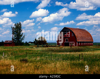 Old weathered grange rouge dans les prairies du Dakota du Nord Banque D'Images