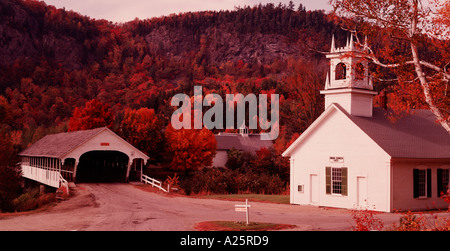 Charmant et pittoresque village de Stark New Hampshire USA avec les deux pont couvert et petite église du village au milieu de couleurs d'automne Banque D'Images