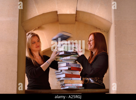 Deux femmes portant des livres à la Cheltenham Literature Festival UK OCT 2006 Banque D'Images