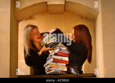 Deux femmes portant des livres à la Cheltenham Literature Festival UK OCT 2006 Banque D'Images