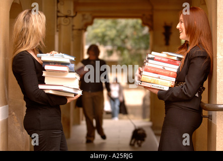 Deux femmes portant des livres à la Cheltenham Literature Festival UK OCT 2006 Banque D'Images