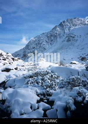 Paysage de montagnes couvertes de neige de neige Tryfan en fin d'hiver. Ogwen Valley du Nord du Pays de Galles Conwy UK Banque D'Images