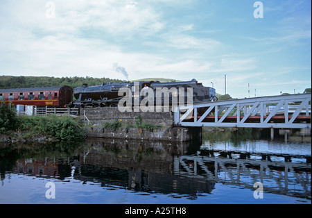 Le TRAIN À VAPEUR JACOBITE près de Banavie swing pont sur le canal calédonien. UK Ecosse Highland Fort William Banque D'Images