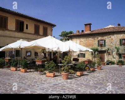 Cafés à Piazza Roma place principale. Monteriggioni Sienne Toscane Italie Banque D'Images