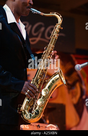 Le saxophoniste Julien Vaught préformes avec le J C SMITH au Monterey Bay BLUES FESTIVAL de Monterey, en Californie Banque D'Images