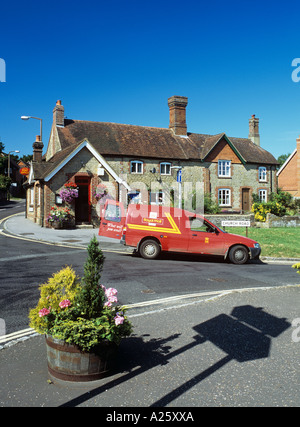 Avec un bureau de poste de village Royal Mail van stationné à l'extérieur. Fernhurst West Sussex England UK Banque D'Images