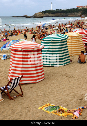 Echelle de tentes colorées sur Grande Plage Biarritz Aquitaine Golfe de Gascogne Golfe de Gascogne Sud Ouest France Europe Banque D'Images