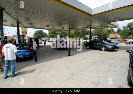 De longues lignes formulaire à gas station au cours de l'essence manque Banque D'Images