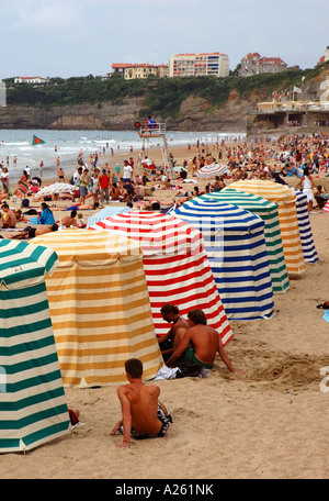 Echelle de tentes colorées sur Grande Plage Biarritz Aquitaine Golfe de Gascogne Golfe de Gascogne Sud Ouest France Europe Banque D'Images