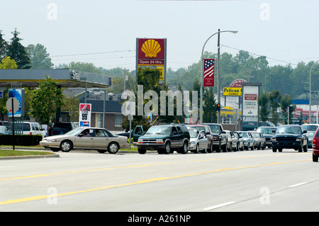 De longues lignes formulaire à gas station au cours de l'essence manque Banque D'Images