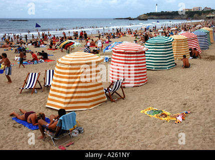 Echelle de tentes colorées sur Grande Plage Biarritz Aquitaine Golfe de Gascogne Golfe de Gascogne Sud Ouest France Europe Banque D'Images