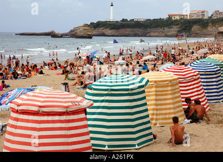 Echelle de tentes colorées sur Grande Plage Biarritz Aquitaine Golfe de Gascogne Golfe de Gascogne Sud Ouest France Europe Banque D'Images