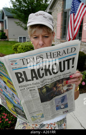 Lit adultes sur Black Out de l'énergie électrique Banque D'Images