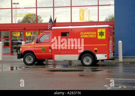 Gardien rouge Armored chariot prend un arrêt à Best Buy Inc pour ramasser les dépôts en argent Banque D'Images