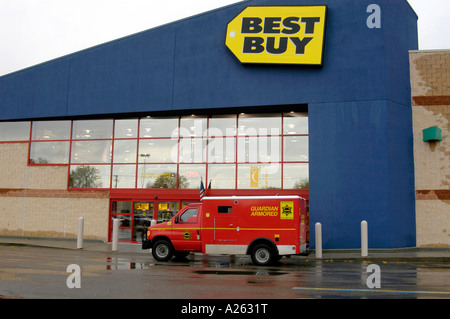 Gardien rouge Armored chariot prend un arrêt à Best Buy Inc pour ramasser les dépôts en argent Banque D'Images