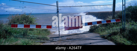 La hausse du niveau de la mer entraînant l'érosion côtière disparu road Norfolk England UK Banque D'Images