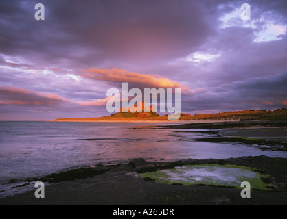 Château de Bamburgh historique près de la ville de Lunteren au coucher du soleil avec les nuages de tempête, de collecte, de la côte de Northumberland Northumberland, Angleterre, Grande-Bretagne Banque D'Images