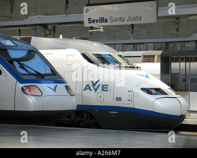 Les trains à grande vitesse à la gare de Séville Espagne Banque D'Images