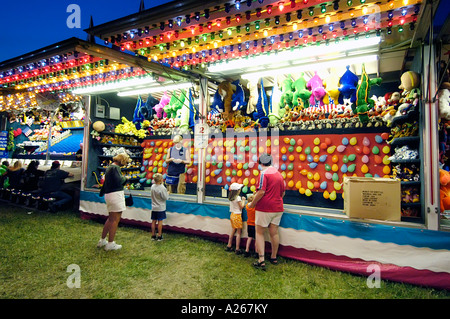 Public participe à des activités de carnaval pendant 4 juillet Célébration Banque D'Images