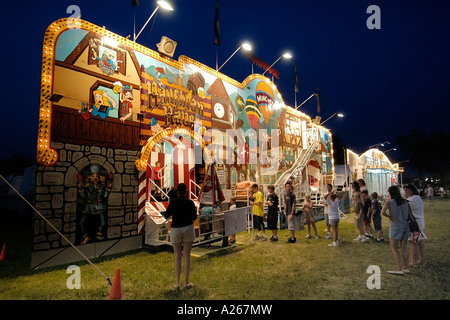 Public participe à des activités de carnaval pendant 4 juillet Célébration Banque D'Images