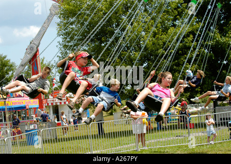 Public participe à des activités de carnaval pendant 4 juillet Célébration Banque D'Images