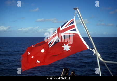 Australian red ensign sur catamaran Great Barrier Reef Quicksilver VIII en tenant les touristes de base à Agincourt Reef. Banque D'Images