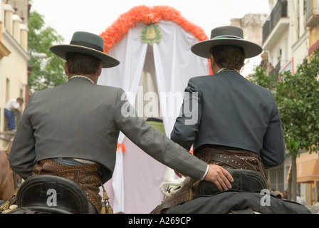 Deux hommes à cheval dans Triana Séville sur la Romeria del Rocio pilgrimage Andalousie Espagne Europe Banque D'Images