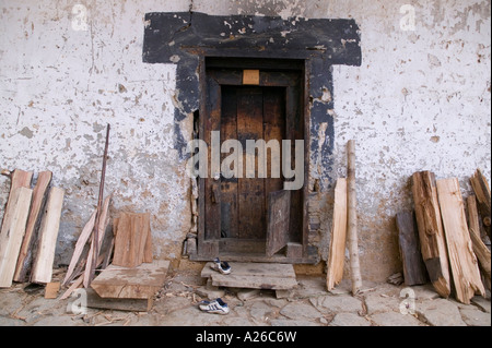 Une porte à l'intérieur de la cour du monastère Gangtey Gompa au Bhoutan Banque D'Images