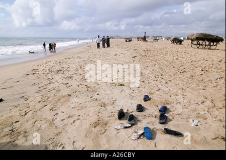 Plusieurs paires de chaussures sur la plage de Chennai Inde Banque D'Images