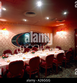 Vue d'un miroir orné d'une salle à manger bien organisé Banque D'Images