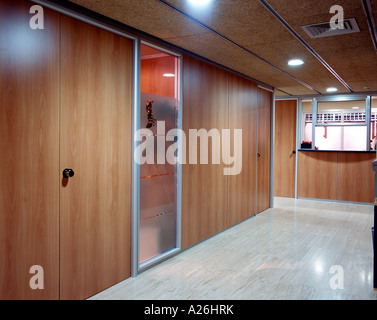 Vue d'un couloir éclectique à l'intérieur d'un immeuble de bureaux Banque D'Images
