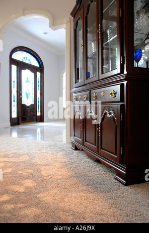 Low angle view à partir de la salle à manger avec porte d'entrée de la Chine et du cabinet Banque D'Images