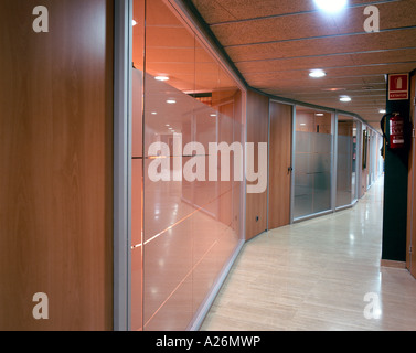 Vue d'un corridor éclectique à l'intérieur d'un immeuble de bureaux Banque D'Images