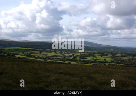 Les nuages s'accumuler au fil des champs ondulants et les collines sur le bord du parc national de Dartmoor dans le Devon Banque D'Images