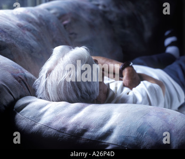 Homme âgé prendre une sieste Banque D'Images