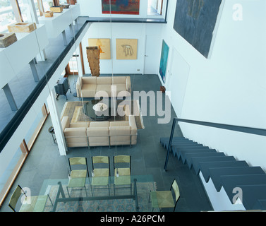 Vue d'un escalier à côté d'une élégante salle à manger Banque D'Images