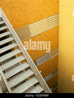 Vue d'un escalier à l'intérieur d'un immeuble de bureaux Banque D'Images