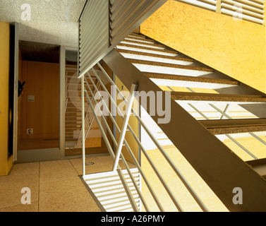 Vue d'un escalier à l'intérieur d'un immeuble de bureaux Banque D'Images