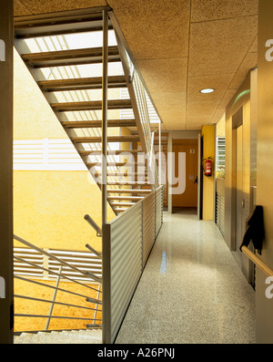 Vue d'un couloir lumineux à l'intérieur d'un immeuble de bureaux Banque D'Images