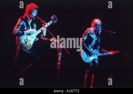 Comme David Bowie Ziggy Stardust avec Mick Ronson à Londres en 1973 Banque D'Images