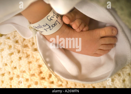 Détail d'un bébé nouveau-né s pieds avec salle de travail après la naissance de l'étiquette d'identification Banque D'Images