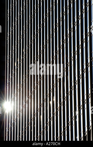 Le soleil se reflète par un gratte-ciel de verre et d'acier sur le côté est de Manhattan New York USA Banque D'Images
