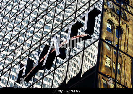 La tour de verre de l'hôtel Hyatt phare par Grand Central Station sur la 42e Rue, Manhattan Banque D'Images