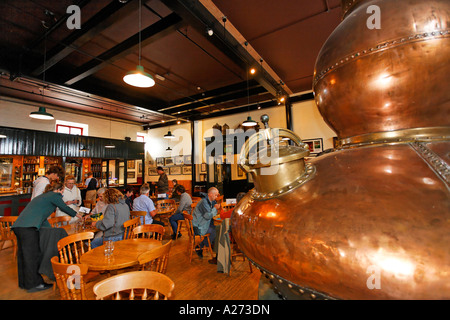 Un vieux pot (encore un géant électrique en cuivre) utilisé pour la distillation dans la distillerie de whisky bushmills, bushmills, Londonderry Banque D'Images